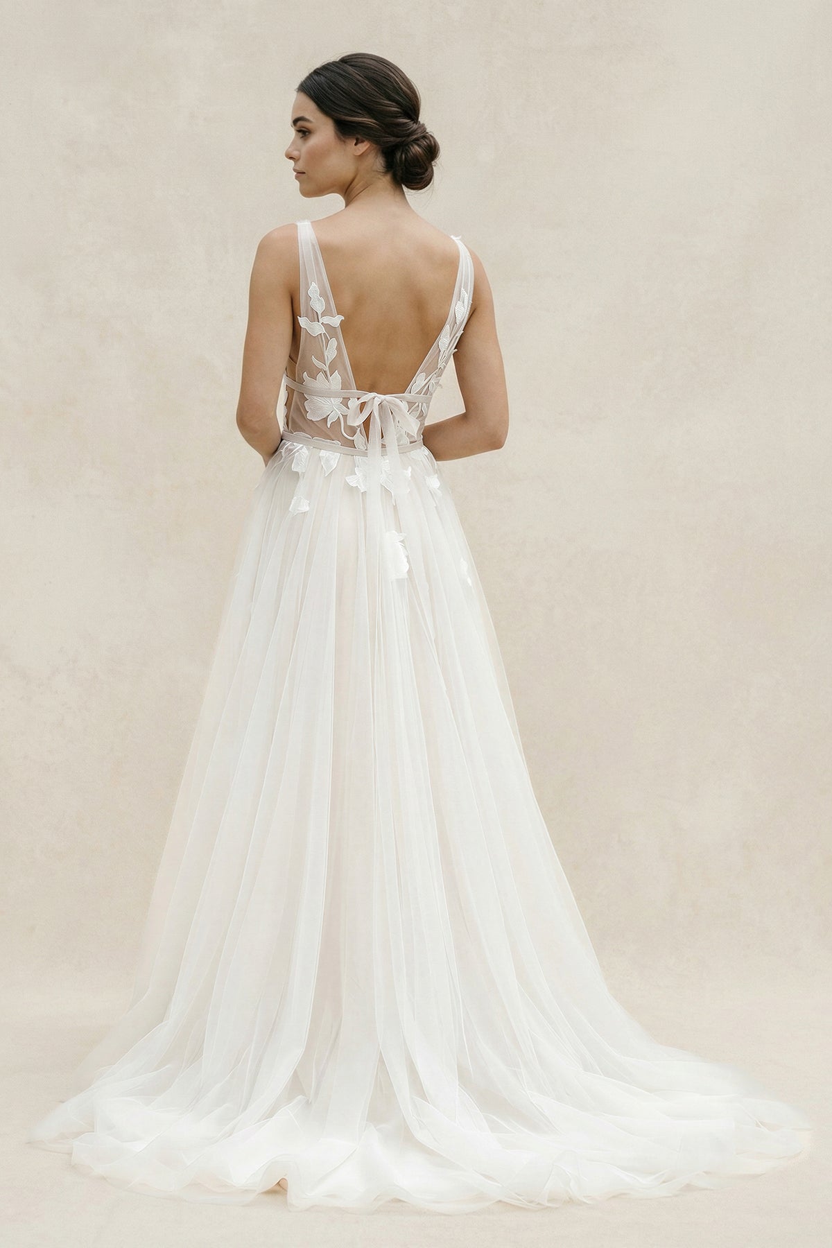 Marvelous V-neck A-Line Wedding Dress Tulle Appliques Rustic Wedding Dress