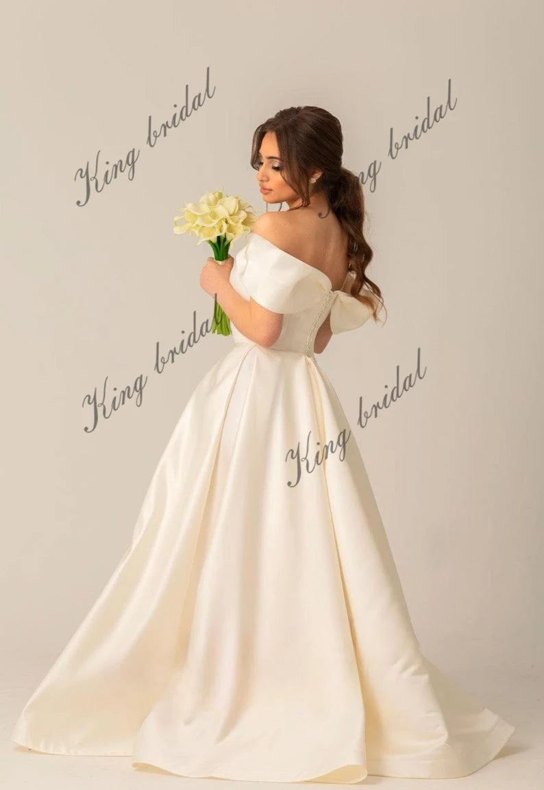 Vestidos de novia de satén marfil con corsé y cordones. Sencillo y modesto vestido de novia blanco con hombros descubiertos y abertura alta. Moderno vestido de novia de corte A. 