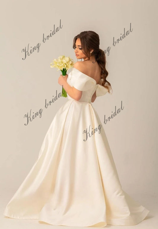 Vestidos de novia de satén marfil con corsé y cordones. Sencillo y modesto vestido de novia blanco con hombros descubiertos y abertura alta. Moderno vestido de novia de corte A. 