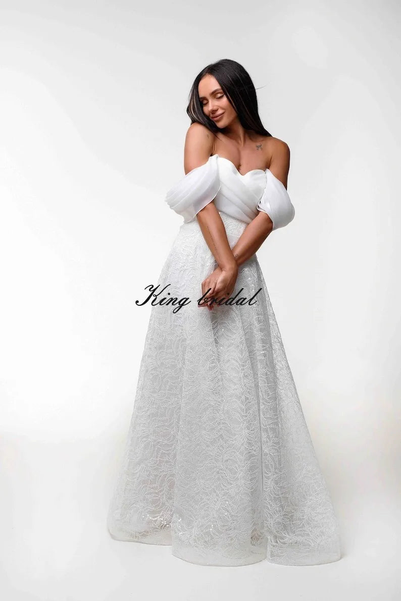 Maßgefertigtes Spitzenhochzeitskleid mit abnehmbarer Organza-Schleppe, schulterfrei, Spitzen-Chantilly-Hochzeitskleid, schlichtes Hochzeitskleid 