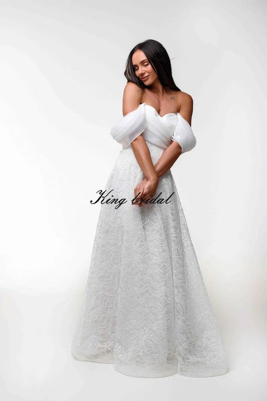 Maßgefertigtes Spitzenhochzeitskleid mit abnehmbarer Organza-Schleppe, schulterfrei, Spitzen-Chantilly-Hochzeitskleid, schlichtes Hochzeitskleid 