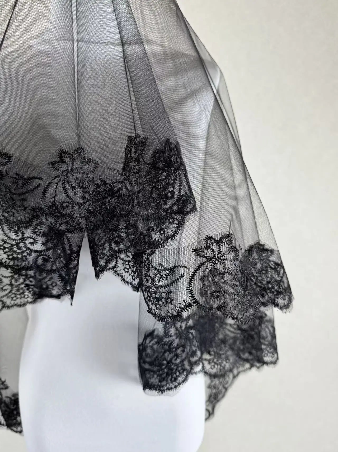 White Ivory Red Black Bridal Veil Lace Short Elbow Wedding Tulle Appliques Embroidery Edge Long Cathedral Bride Veils 1.4M 265cm