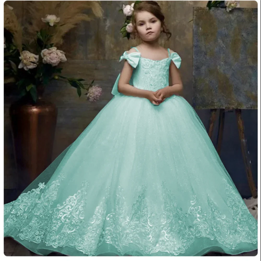 2025 Puffy Tüll Ballkleid mit Schleifen Prinzessin Erstkommunionkleider Weiße Spitzenapplikationen Blumenmädchenkleider für die Hochzeit 