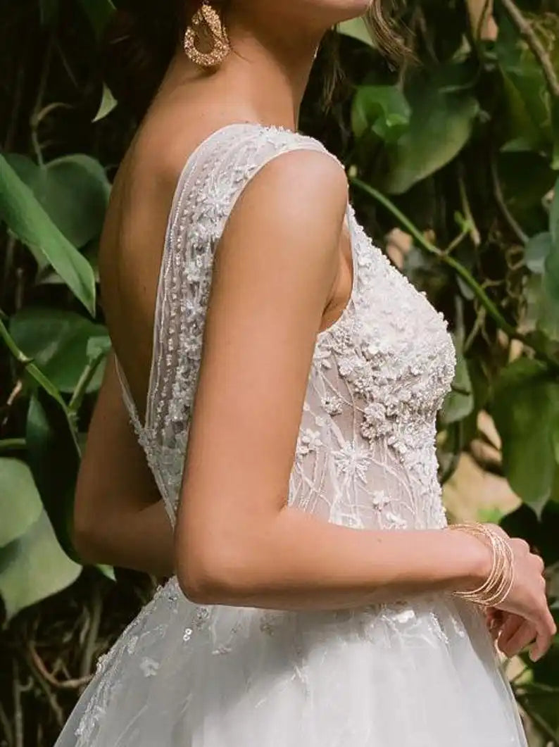 Besticktes Brautkleid nach Maß, Brautkleid mit floraler Spitze, rückenfreies A-Linien-Brautkleid aus Tüll mit Schleppe, Brautkleid nach Maß 