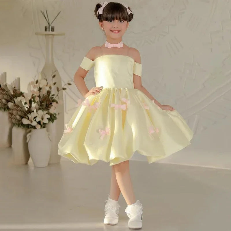 Lässiges Bankett Prinzessinnenkleid Maßgeschneiderte Blumenmädchenkleider Satin mit rosa Schleife Kurzarm für Hochzeit Geburtstagsfeier 