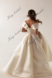 Vestidos de novia de satén marfil con corsé y cordones. Sencillo y modesto vestido de novia blanco con hombros descubiertos y abertura alta. Moderno vestido de novia de corte A. 