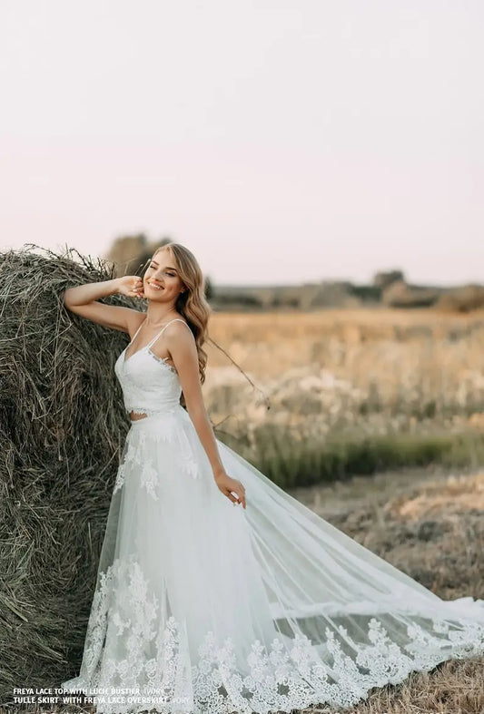 Freya Überrock mit erstaunlicher Rosshaarkante, große Schleppe, luxuriöses handgefertigtes Spitzen-Überrock-Brautkleid, Stylishbrideaccs-Kollektion 