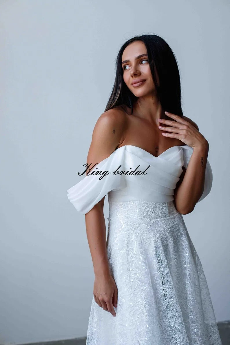 Maßgefertigtes Spitzenhochzeitskleid mit abnehmbarer Organza-Schleppe, schulterfrei, Spitzen-Chantilly-Hochzeitskleid, schlichtes Hochzeitskleid 