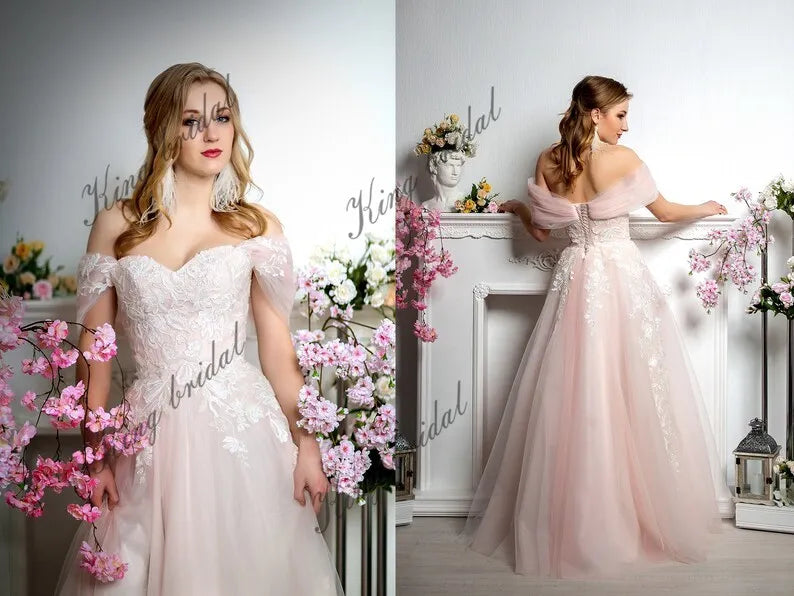 Vestido de novia de tul ruborizado con encaje floral marfil Vestido de baile de hadas rosa Vestido de novia de corsé de línea A único personalizado con abertura alta 