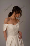 Vestidos de novia de satén marfil con corsé y cordones. Sencillo y modesto vestido de novia blanco con hombros descubiertos y abertura alta. Moderno vestido de novia de corte A. 