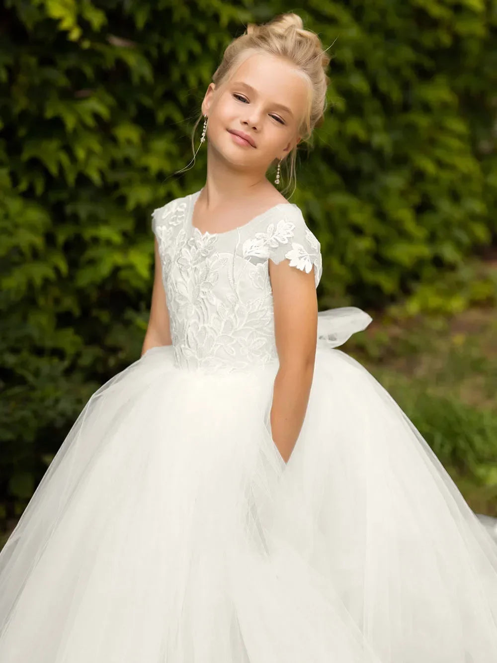 Ärmelloses, elegantes, langes Kommunions-Festzugskleid für kleine Mädchen, individuelles weißes Blumenmädchenkleid für Hochzeitsspitzenapplikationen 