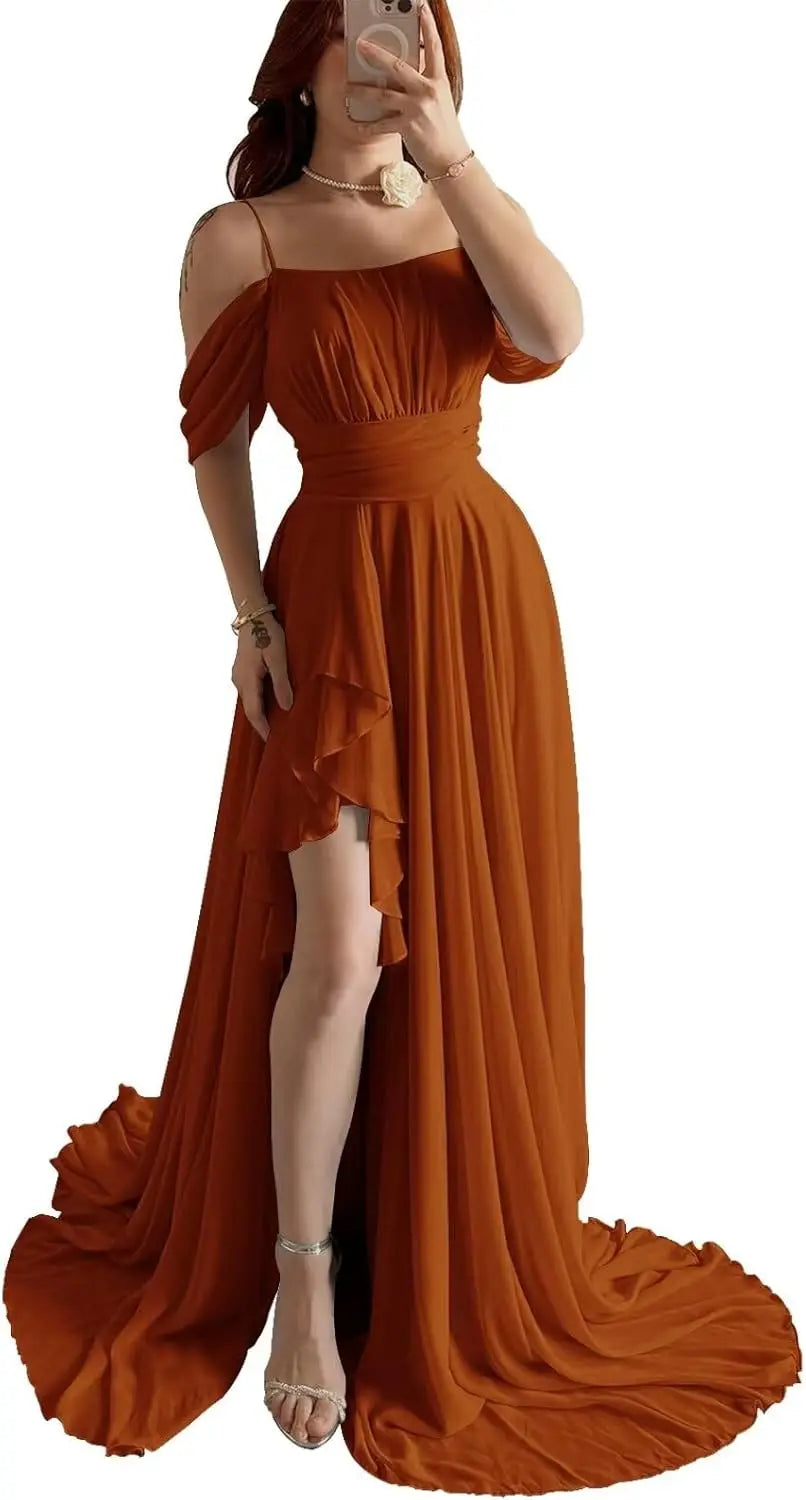 Elegantes schulterfreies Chiffon-Ballkleid für Brautjungfern mit Schlitz, lang, A-Linie, plissierte Rüschen, formelles Abendkleid für Damen 