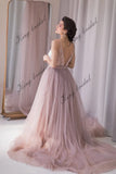 Vestido de novia con escote en V, espalda halter con cuentas y capas de tul. Vestido de novia no tradicional. Vestido de novia en color rubor pálido con flores de colores. 