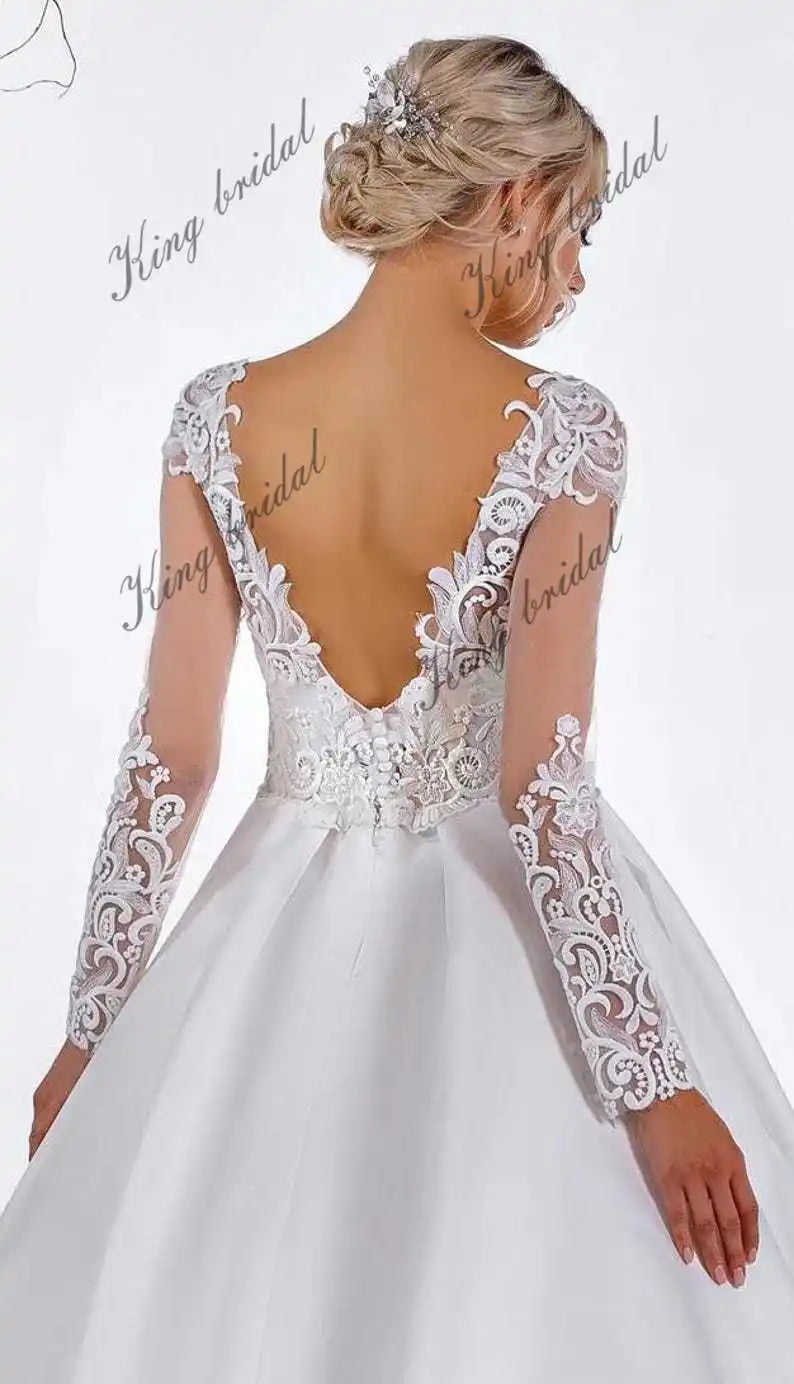 Vestido de novia de satén con encaje y espalda descubierta, blanco, de manga larga, escote en V profundo, personalizado, con apliques de tul y encaje. 