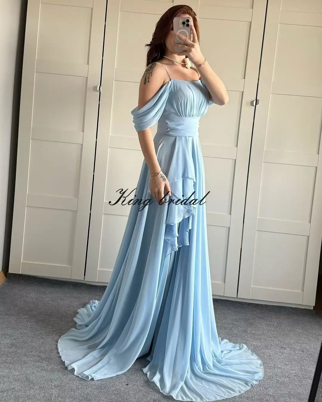 Elegantes schulterfreies Chiffon-Ballkleid für Brautjungfern mit Schlitz, lang, A-Linie, plissierte Rüschen, formelles Abendkleid für Damen 