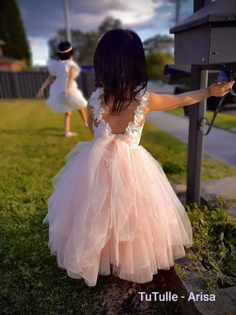 Vestido de princesa con tutú blanco marfil, rosa melocotón y encaje champán. Ideal para niñas de las flores, cumpleaños y fiestas. 