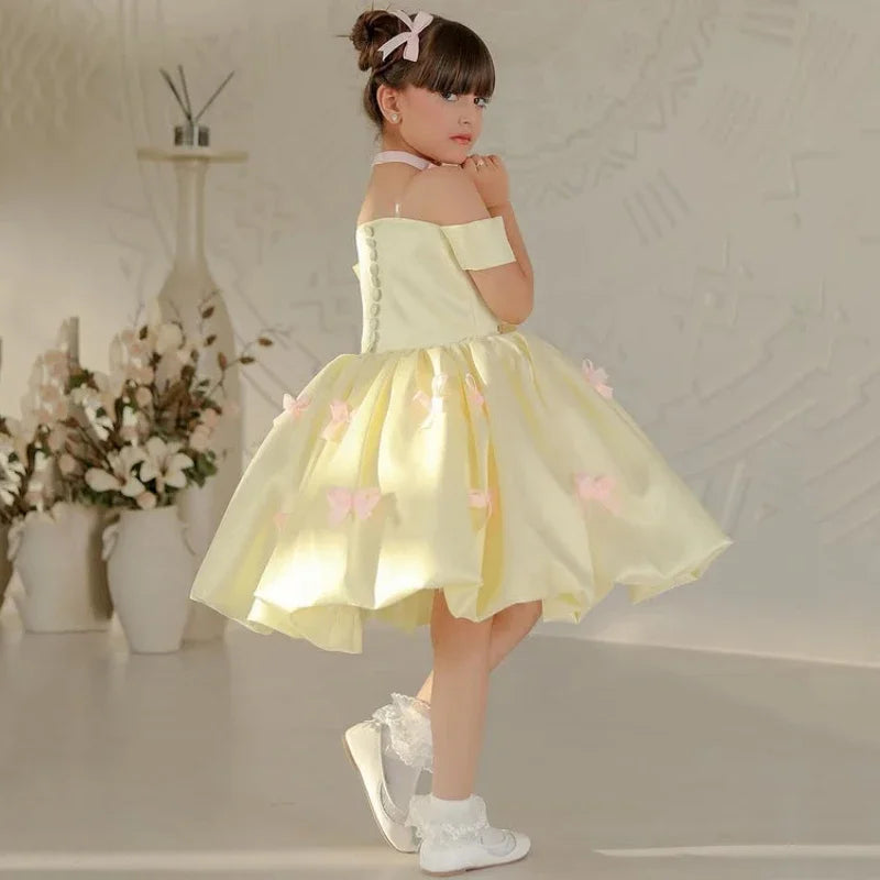 Lässiges Bankett Prinzessinnenkleid Maßgeschneiderte Blumenmädchenkleider Satin mit rosa Schleife Kurzarm für Hochzeit Geburtstagsfeier 