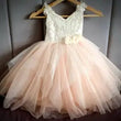 Vestido de princesa con tutú blanco marfil, rosa melocotón y encaje champán. Ideal para niñas de las flores, cumpleaños y fiestas. 