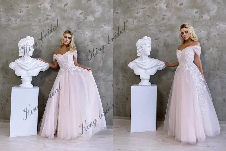 Vestido de novia de tul ruborizado con encaje floral marfil Vestido de baile de hadas rosa Vestido de novia de corsé de línea A único personalizado con abertura alta 