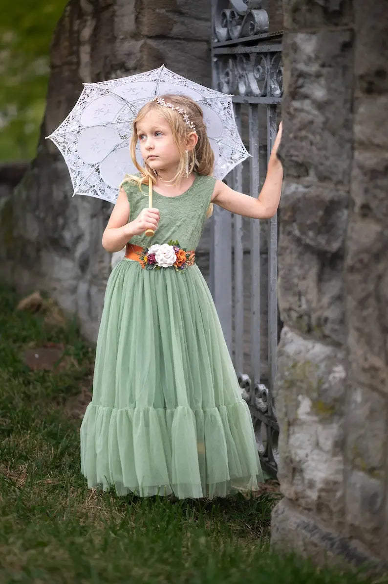 Tüll rustikales Spitzenkleid für Blumenmädchen, ärmellose Blumenmädchenkleider, Boho Blumenmädchenkleid, Salbeigrünes Prinzessinnenkleid 