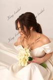Vestidos de novia de satén marfil con corsé y cordones. Sencillo y modesto vestido de novia blanco con hombros descubiertos y abertura alta. Moderno vestido de novia de corte A. 