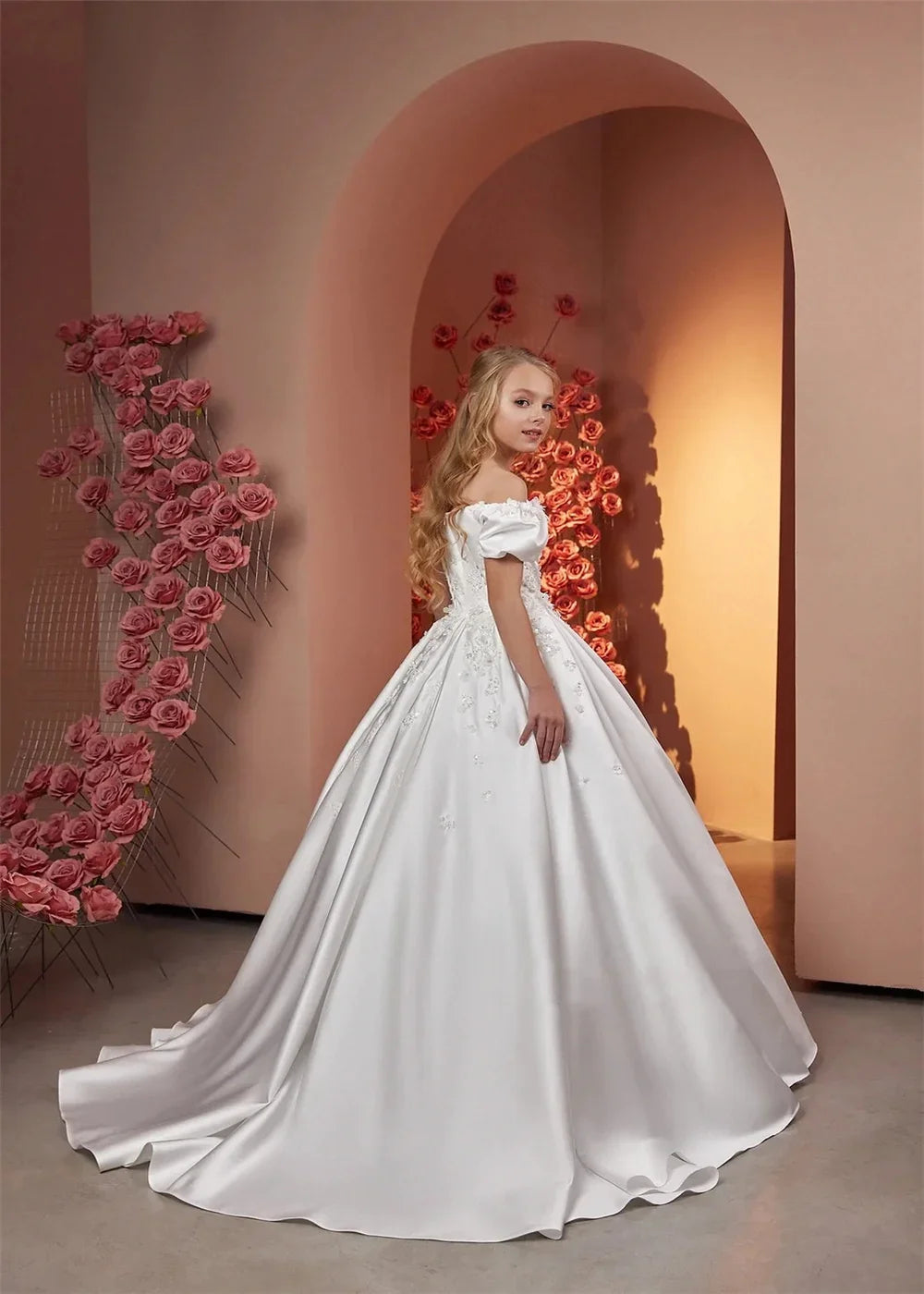 Vestido elegante de primera comunión para niña, largo hasta el suelo, para fiesta de cumpleaños infantil, 2026, para boda, de satén con cuentas y flores. 