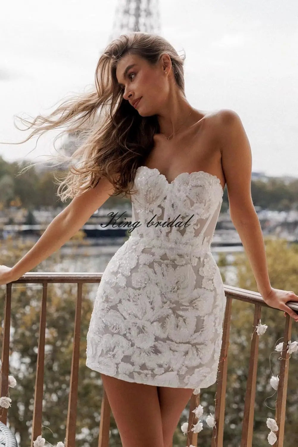 Kurze Brautkleider für die Braut, Strand, Spitzenapplikation, Tüll, trägerlos, Boho-Korsett, Mini-Brautkleid, Satin-Brautkleid mit Ärmeln 