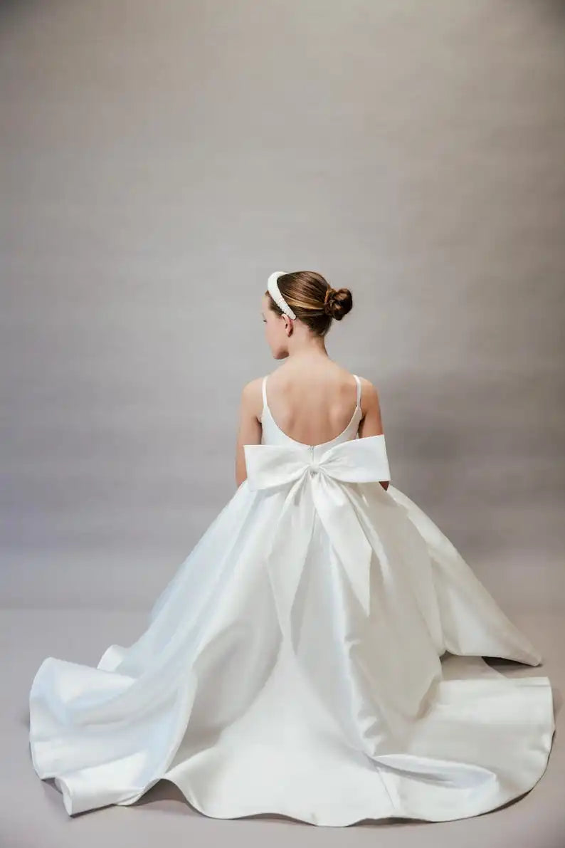 Elfenbeinfarbenes Mikado-Hochzeitsblumenmädchenkleid, rückenfrei, offener Rücken, Couture-Kinderkleid, Prinzessinnen-Geburtstagspartykleid mit Schleppe/Schleife/Tasche 