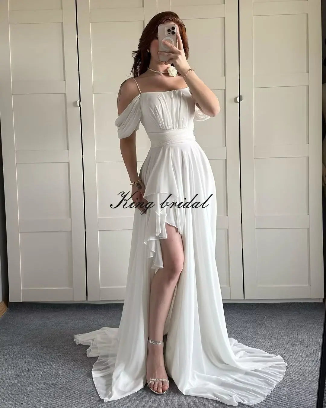 Elegantes schulterfreies Chiffon-Ballkleid für Brautjungfern mit Schlitz, lang, A-Linie, plissierte Rüschen, formelles Abendkleid für Damen 