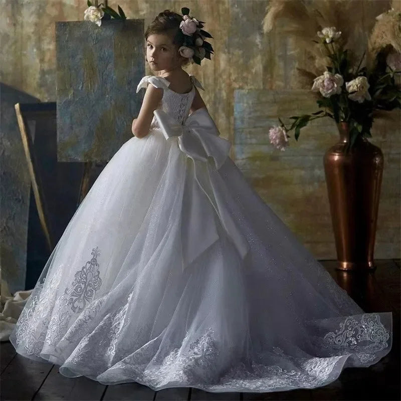 2025 Puffy Tulle Ball Gown With Bows Princess First Communion Gowns White Lace Appliques Flower Girl Dresses for Wedding