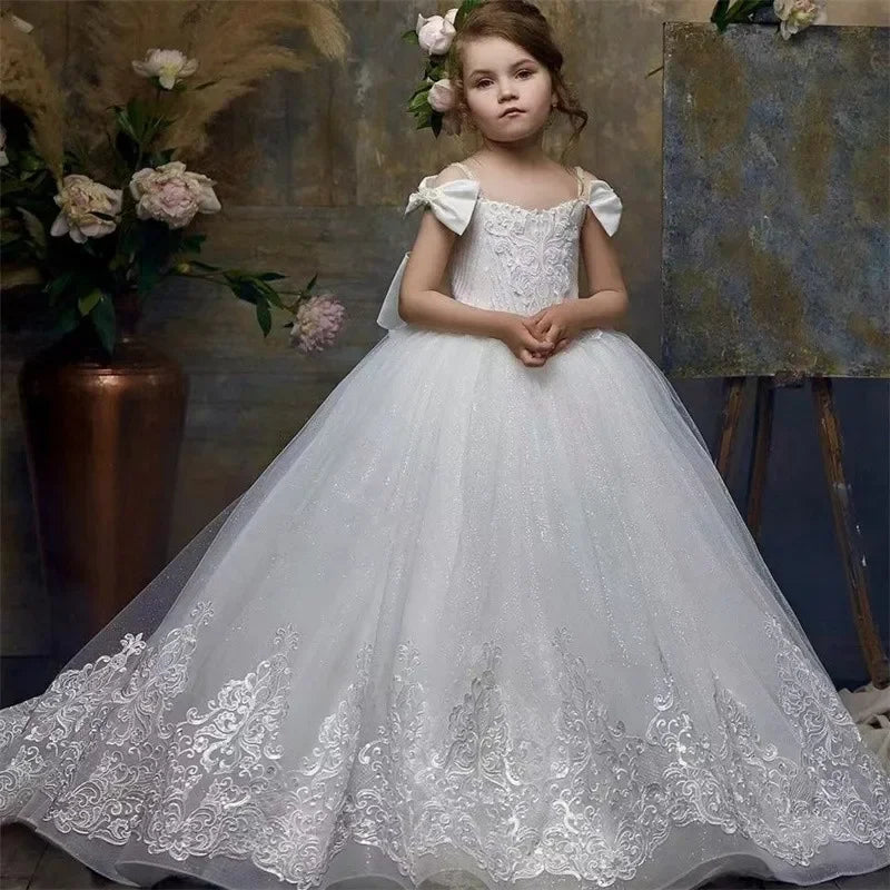 2025 Puffy Tulle Ball Gown With Bows Princess First Communion Gowns White Lace Appliques Flower Girl Dresses for Wedding