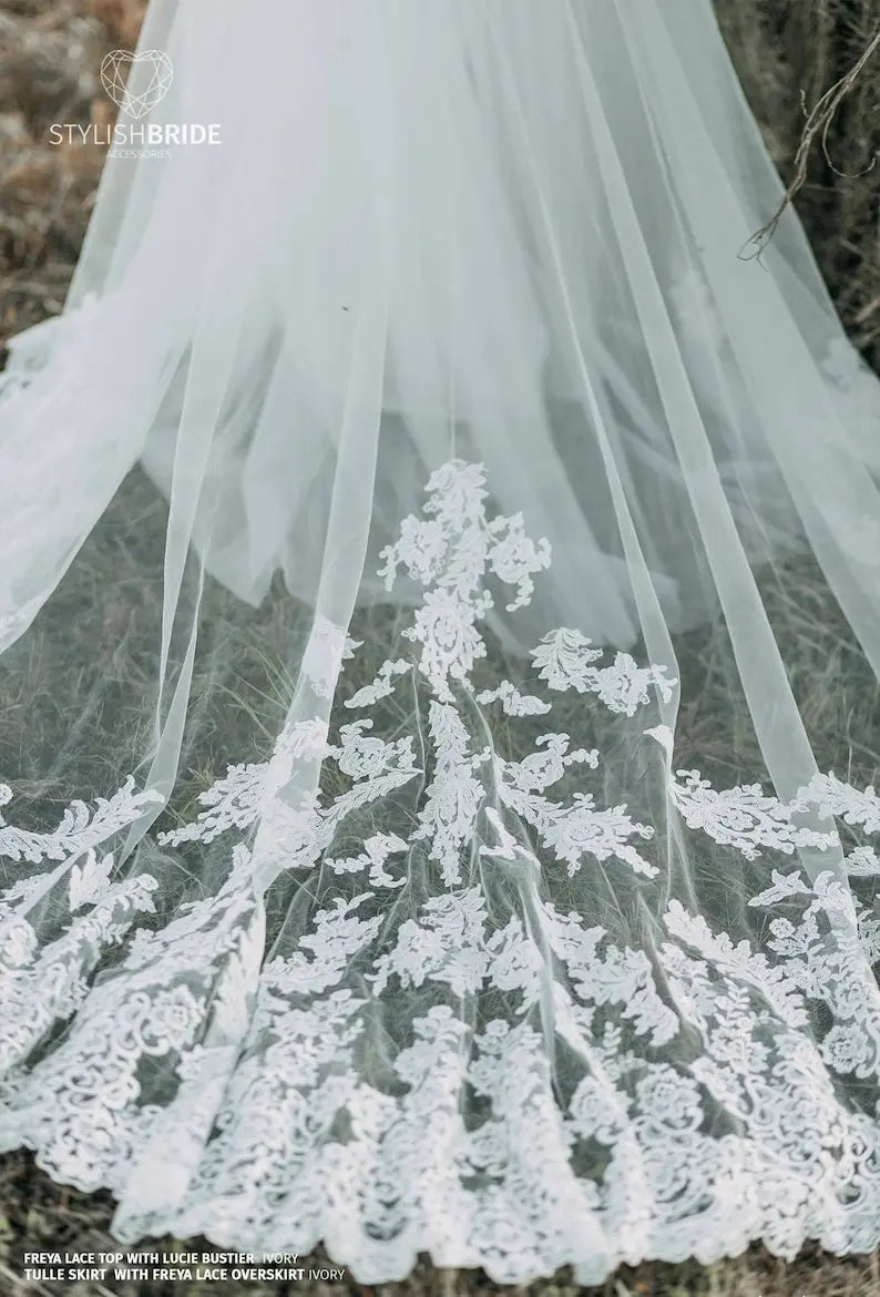 Falda Freya con increíble borde de crin de caballo, gran cola, vestido de novia de lujo hecho a mano con encaje, colección Stylishbrideacccs 