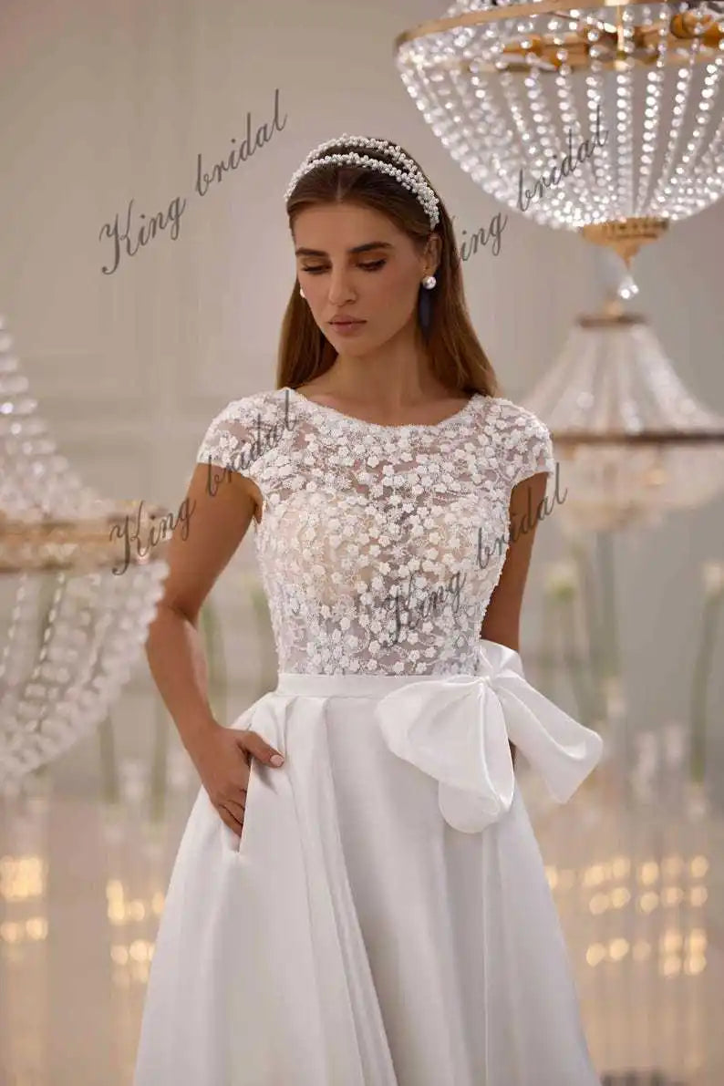 Florales Spitzen-Brautkleid, Satinrock, Korsettkleid mit abnehmbarer Schleife, A-Linie, individuelles Brautkleid, schlichtes Hochzeitskleid 