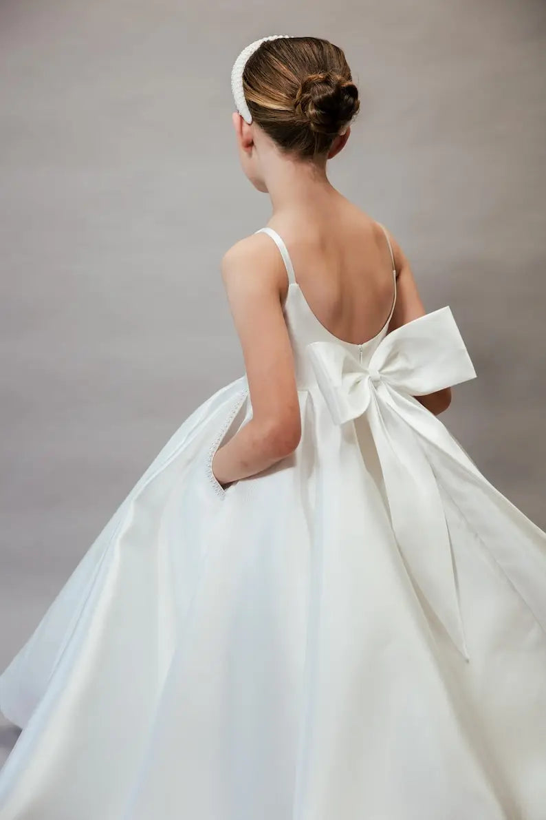 Elfenbeinfarbenes Mikado-Hochzeitsblumenmädchenkleid, rückenfrei, offener Rücken, Couture-Kinderkleid, Prinzessinnen-Geburtstagspartykleid mit Schleppe/Schleife/Tasche 