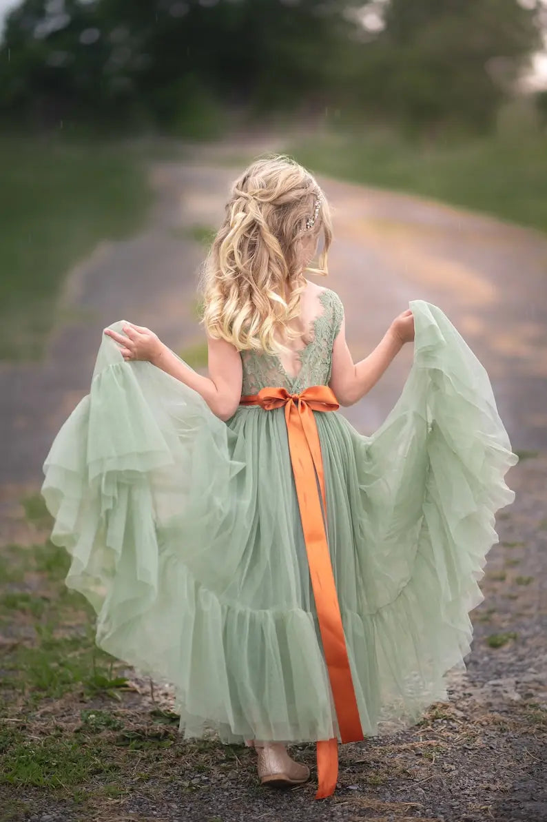 Tüll rustikales Spitzenkleid für Blumenmädchen, ärmellose Blumenmädchenkleider, Boho Blumenmädchenkleid, Salbeigrünes Prinzessinnenkleid 