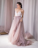 Vestido de novia con escote en V, espalda halter con cuentas y capas de tul. Vestido de novia no tradicional. Vestido de novia en color rubor pálido con flores de colores. 