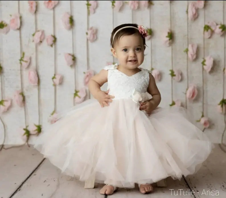Vestido de princesa con tutú blanco marfil, rosa melocotón y encaje champán. Ideal para niñas de las flores, cumpleaños y fiestas. 