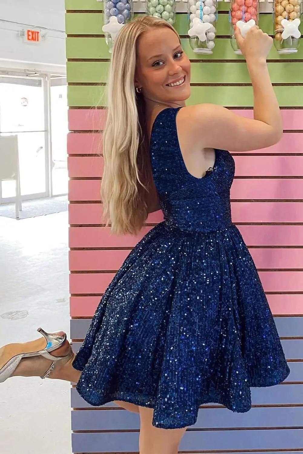 Vestido de fiesta corto con lentejuelas y un hombro brillante para mujeres y niñas. 