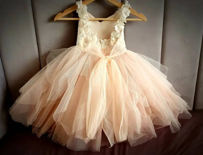 Vestido de princesa con tutú blanco marfil, rosa melocotón y encaje champán. Ideal para niñas de las flores, cumpleaños y fiestas. 