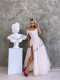 Vestido de novia de tul ruborizado con encaje floral marfil Vestido de baile de hadas rosa Vestido de novia de corsé de línea A único personalizado con abertura alta 