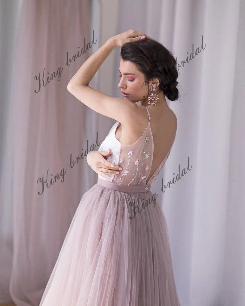 Vestido de novia con escote en V, espalda halter con cuentas y capas de tul. Vestido de novia no tradicional. Vestido de novia en color rubor pálido con flores de colores. 