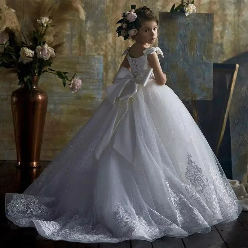 2025 Puffy Tulle Ball Gown With Bows Princess First Communion Gowns White Lace Appliques Flower Girl Dresses for Wedding