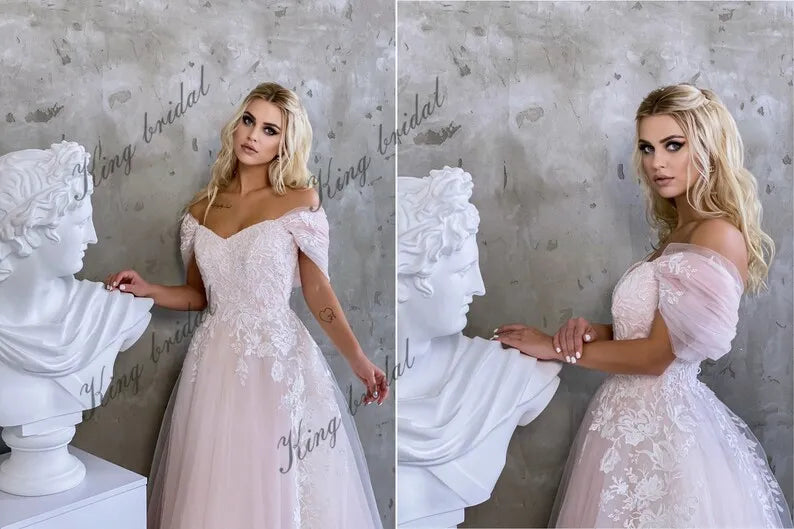 Vestido de novia de tul ruborizado con encaje floral marfil Vestido de baile de hadas rosa Vestido de novia de corsé de línea A único personalizado con abertura alta 