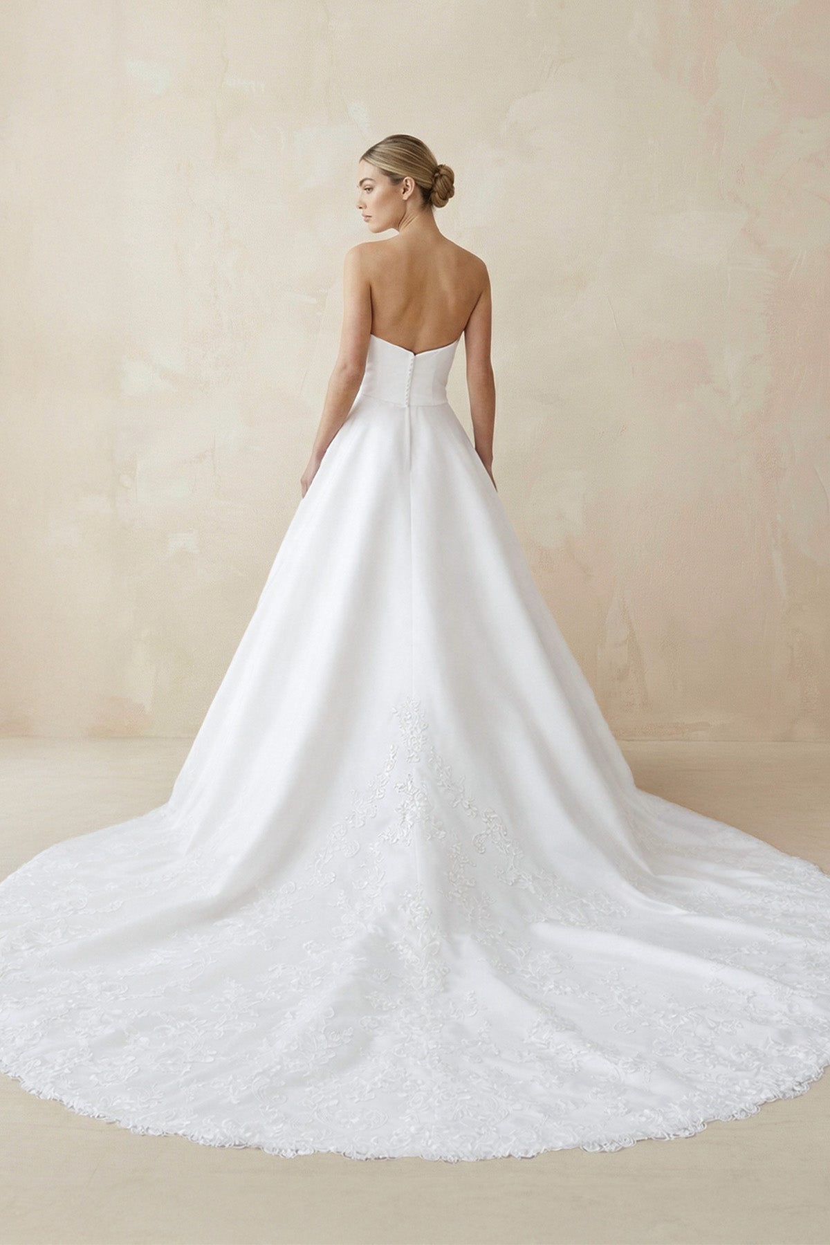 Ball-Gown Strapless Satin Wedding Dresses With Pockets in White