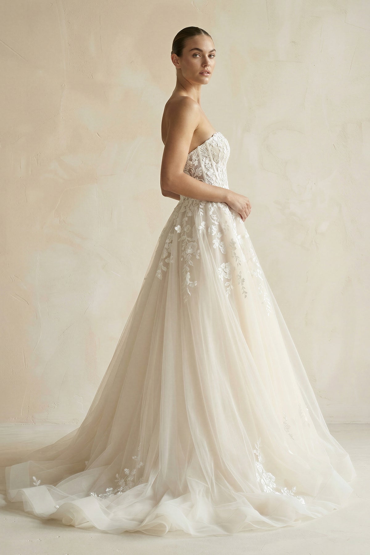 A-line Tulle Skirt Floral Lace Sweetheart Wedding Dresses Backless