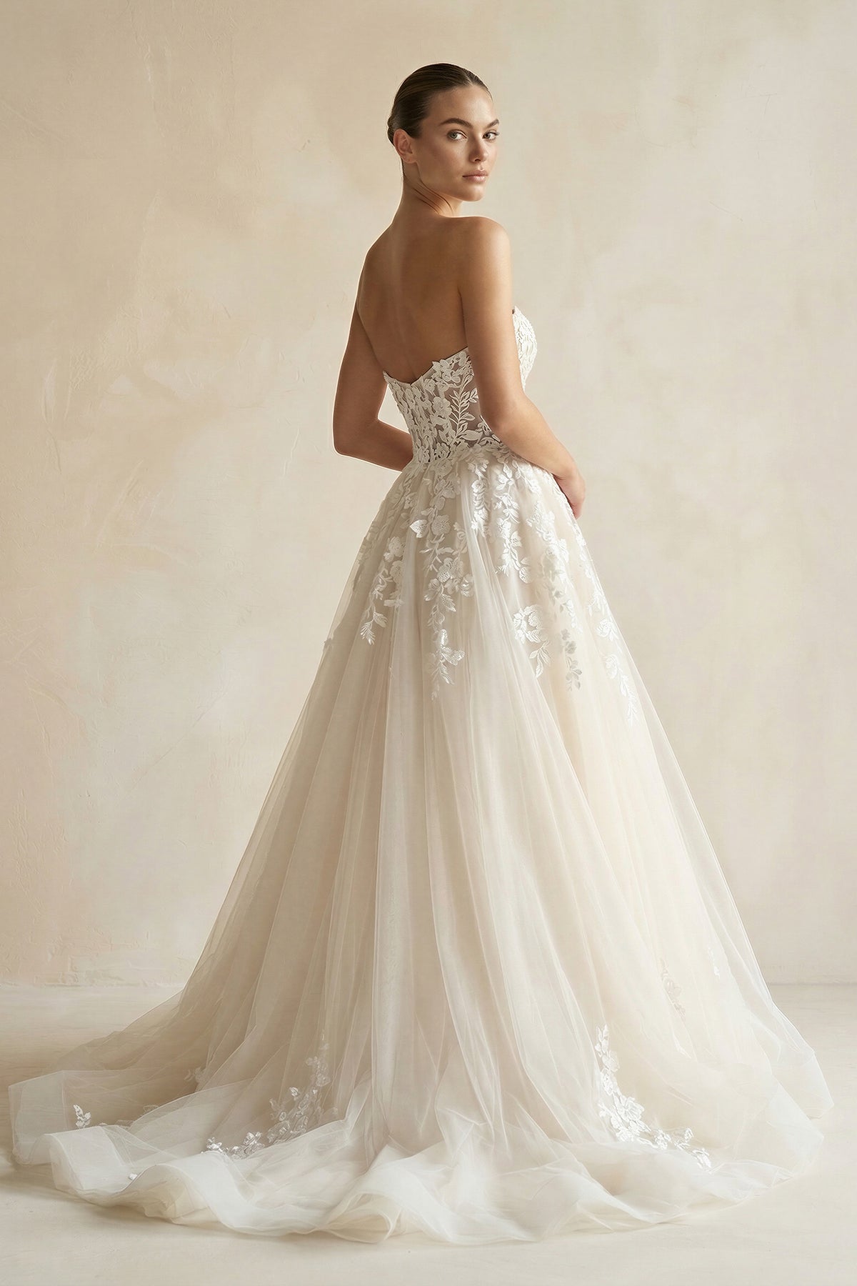A-line Tulle Skirt Floral Lace Sweetheart Wedding Dresses Backless