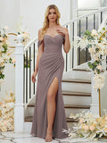 Etui-Linie/Spalte Chiffon Geraffte Schulterfreie Ärmellose Bodenlange Brautjungfernkleider Formelles Abendkleid
