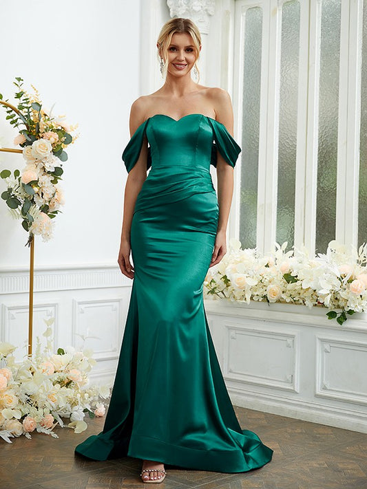 Vestidos de dama de honor con corte tubo/columna, satén tipo seda, fruncido, hombros descubiertos, sin mangas, con cola larga