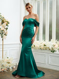 Vestidos de dama de honor con corte tubo/columna, satén tipo seda, fruncido, hombros descubiertos, sin mangas, con cola larga