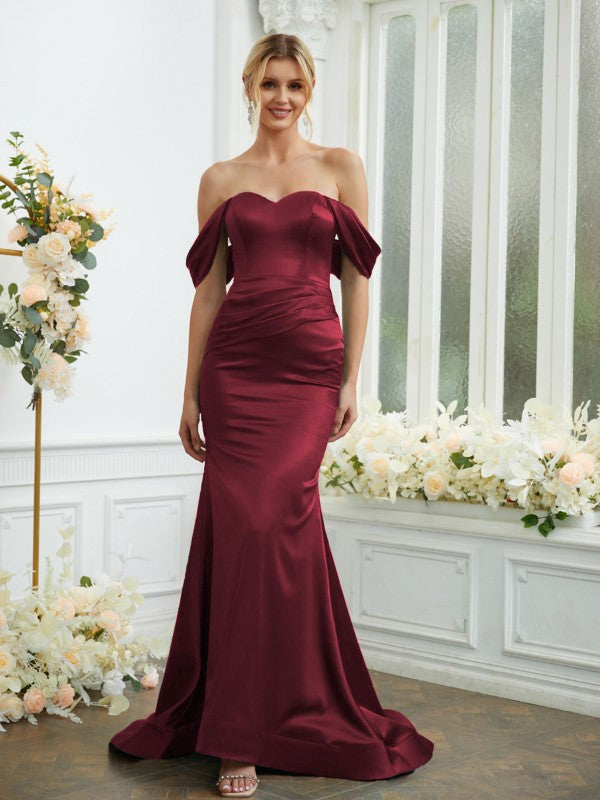 Vestidos de dama de honor con corte tubo/columna, satén tipo seda, fruncido, hombros descubiertos, sin mangas, con cola larga